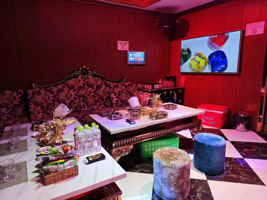 PRINCE 800 KTV 包厢内的酒红软包墙、大理石长桌与雕花沙发
