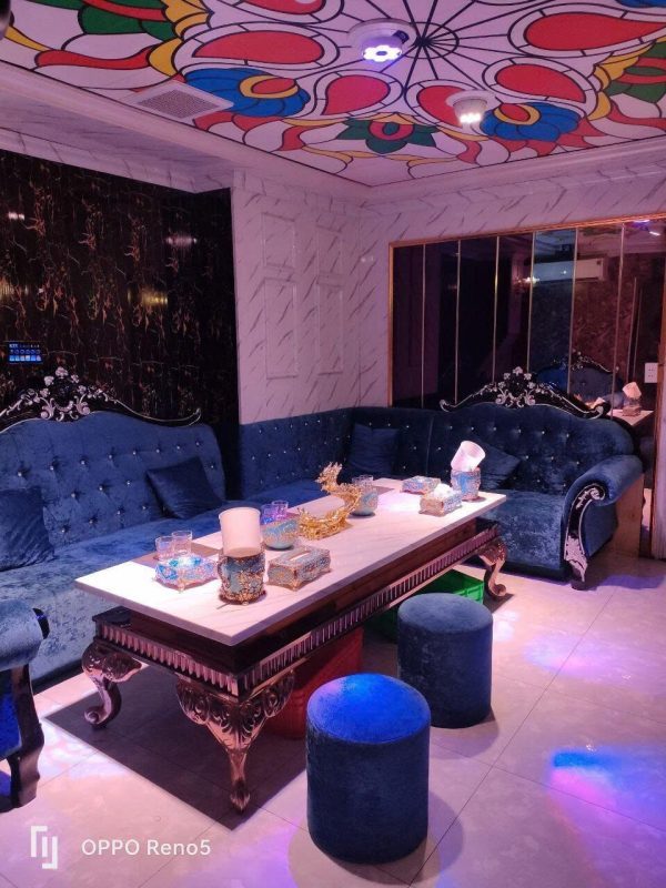 PRINCE 800 KTV 彩色玻璃天花与蓝丝绒沙发包厢