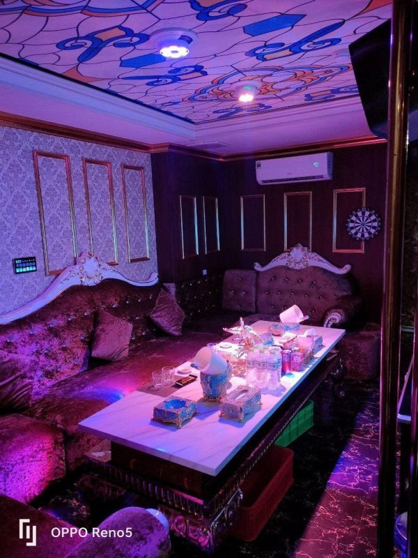 PRINCE 800 KTV 淡蓝彩玻天花与紫色丝绒卡座