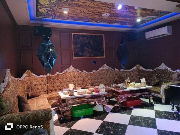 PRINCE 800 KTV 金色织锦沙发环绕的大包厢