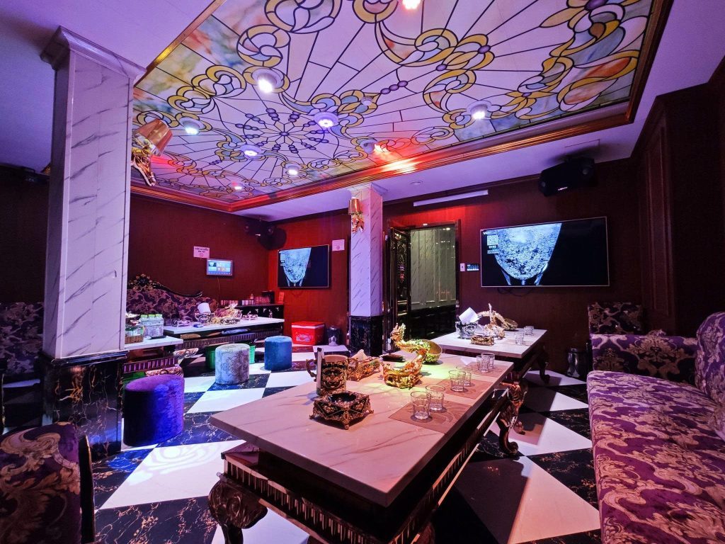 PRINCE 800 KTV 包厢内的彩绘玻璃穹顶与酒红丝绒墙
