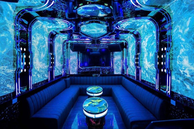河内 ROYAL KTV 海底主题包厢，水波光影墙面与深蓝长条卡座