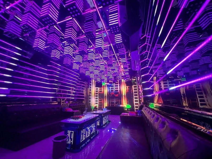 河内 ROYAL KTV 紫光包厢，天花与四壁密布阶梯状 LED 灯条