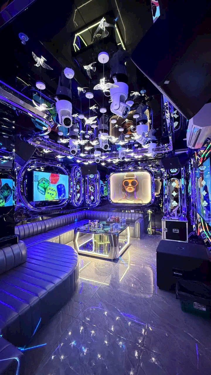 河内 ROYAL KTV 皇冠主题黑镜包厢，水晶飞鸟吊饰与深蓝绒面卡座