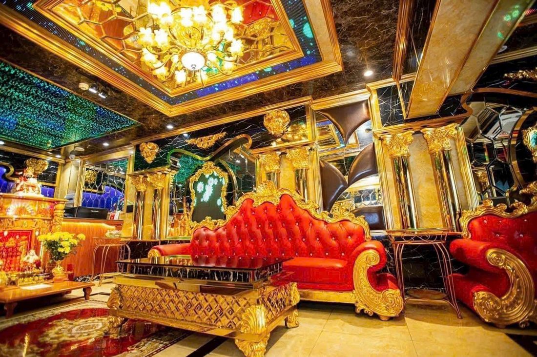 SAIGON STAR KTV 金色大堂：鎏金罗马柱、红皮巴洛克沙发与枝形水晶吊灯