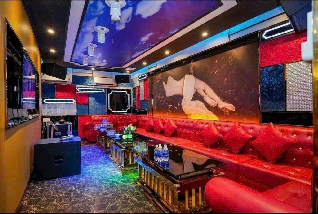 SAIGON STAR KTV 红皮包厢：水钻扣红皮卡座、云天印花灯顶与整面古典油画壁板