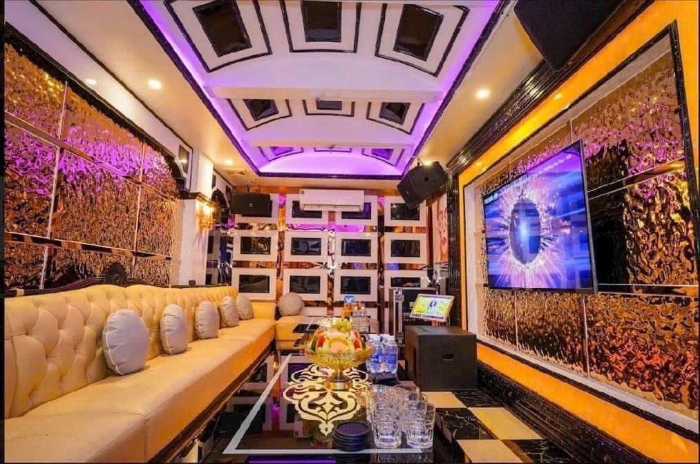 SAIGON STAR KTV 米色包厢：奶油色绷扣卡座、锤纹金属墙板与黑白棋盘格地面