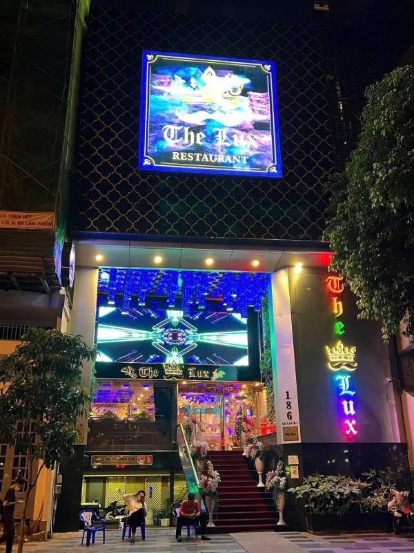 THE LUX 188 KTV 夜间发光门头招牌