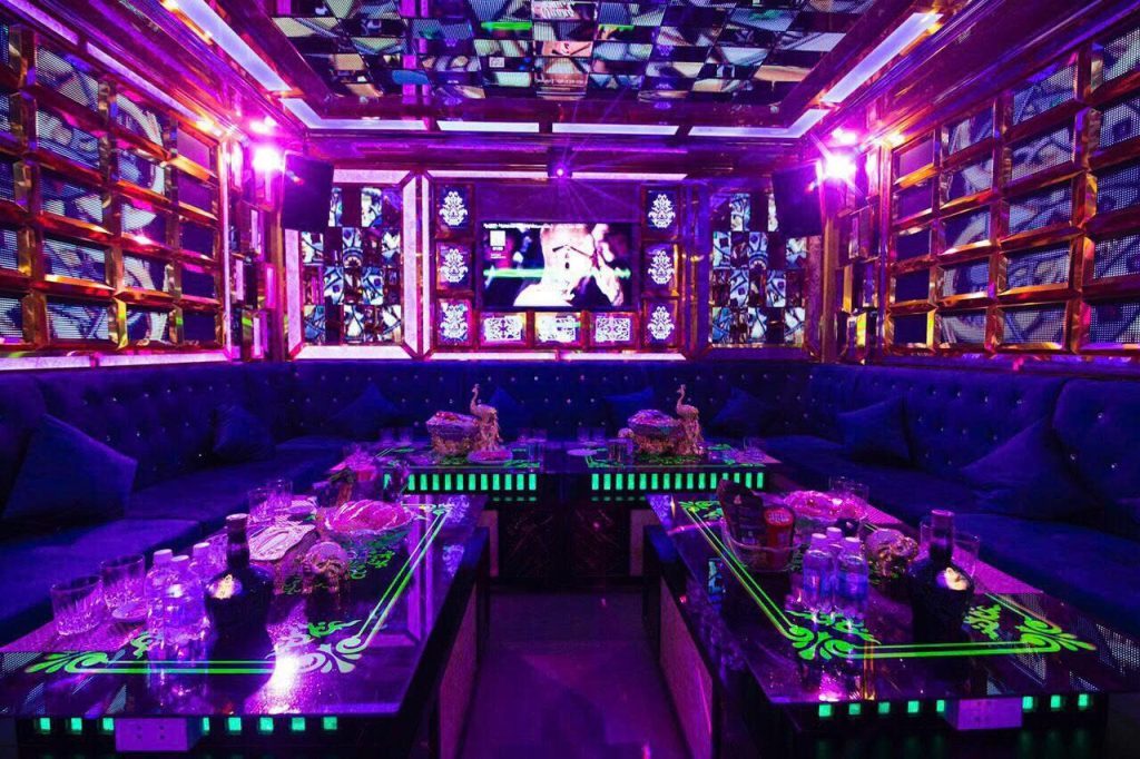 THE LUX 188 紫调大包厢 宝蓝丝绒卡座与金框光墙