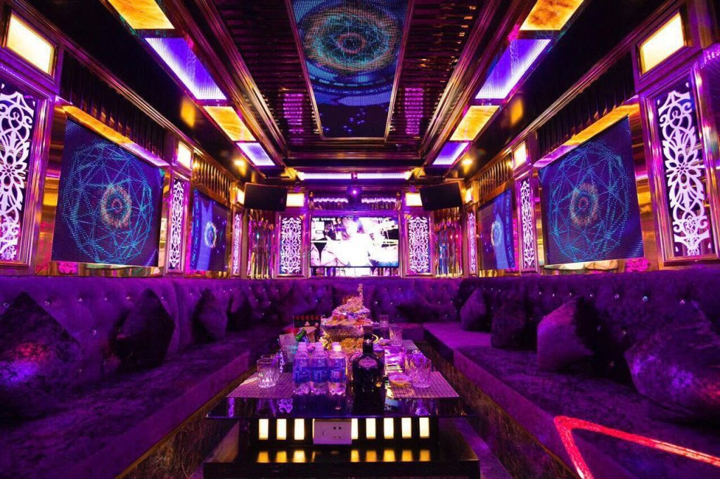 THE LUX 188 曼陀罗光墙大包厢 紫绒环形卡座