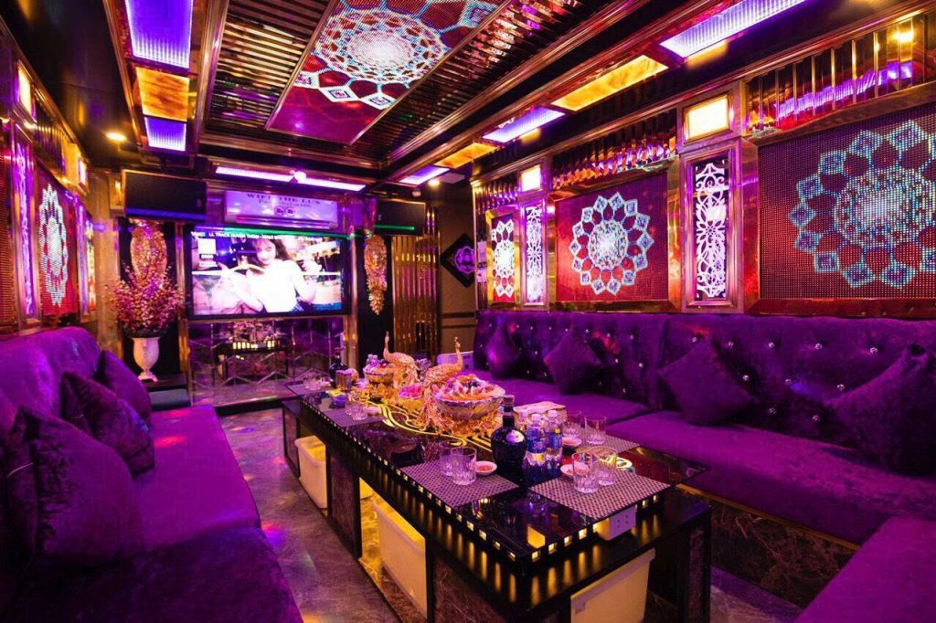 THE LUX 188 中包厢 红蓝曼陀罗发光墙与紫绒卡座