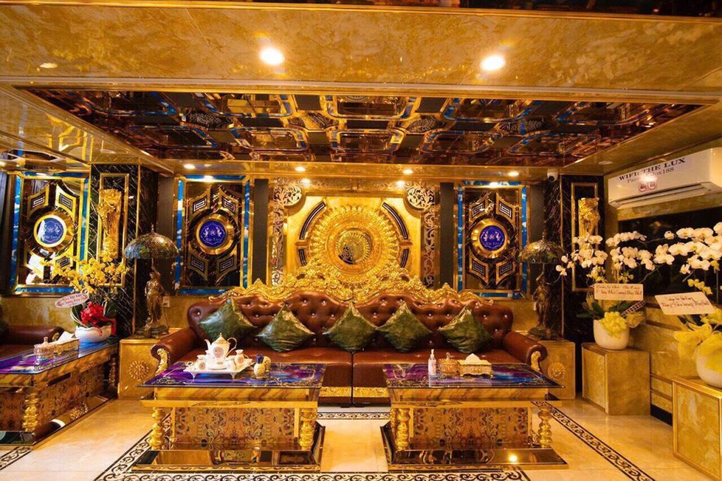 THE LUX 188 纯金色调贵宾厅 金雕背景墙与真皮沙发