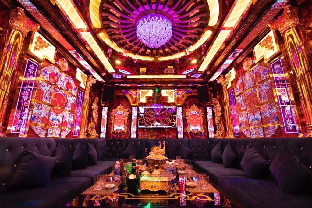 THE LUX 188 KTV 金色雕花穹顶大包厢与紫色水晶吊灯