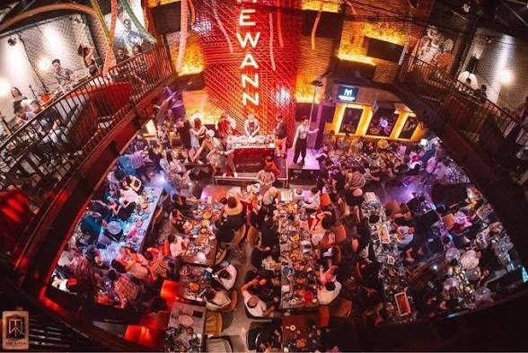 THE WANN BEER CLUB 胡志明第一郡啤酒俱乐部满场现场，红色巨型招牌与两层看台