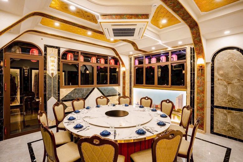 GOLD ONE 包厢:白金拱形天花与金线收边,十人大理石圆桌,高窗上挂一排红灯笼