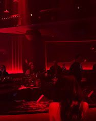 VOLAR CLUB 吧台区，深夜时段红光下的调酒台