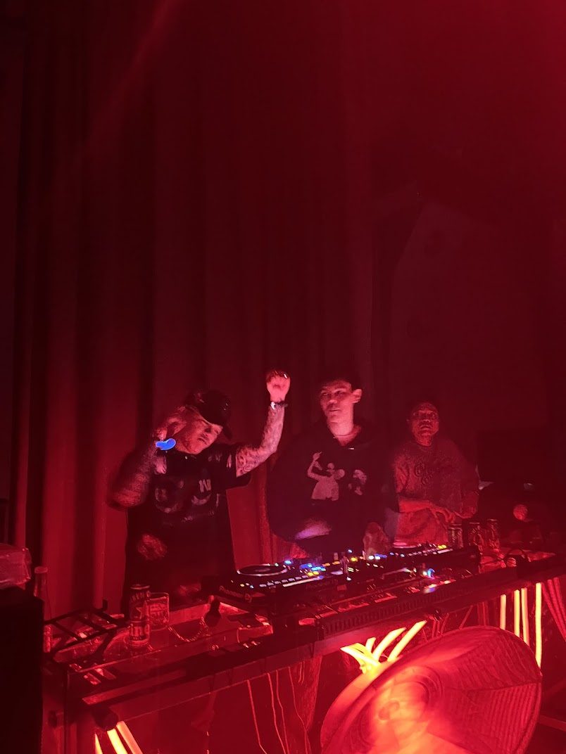 VOLAR CLUB SAIGON 驻场 DJ 台，全场红光