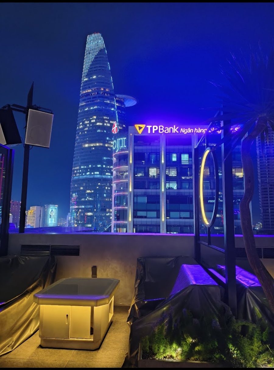 从 ZION 露台望出去的夜景：Bitexco 金融塔与对面写字楼的霓虹招牌